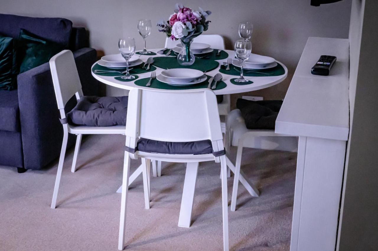 Lord Street - 2 Beautiful Apartments - Sleep Up To 14 Guests - By Rework Accommodation Chester Esterno foto