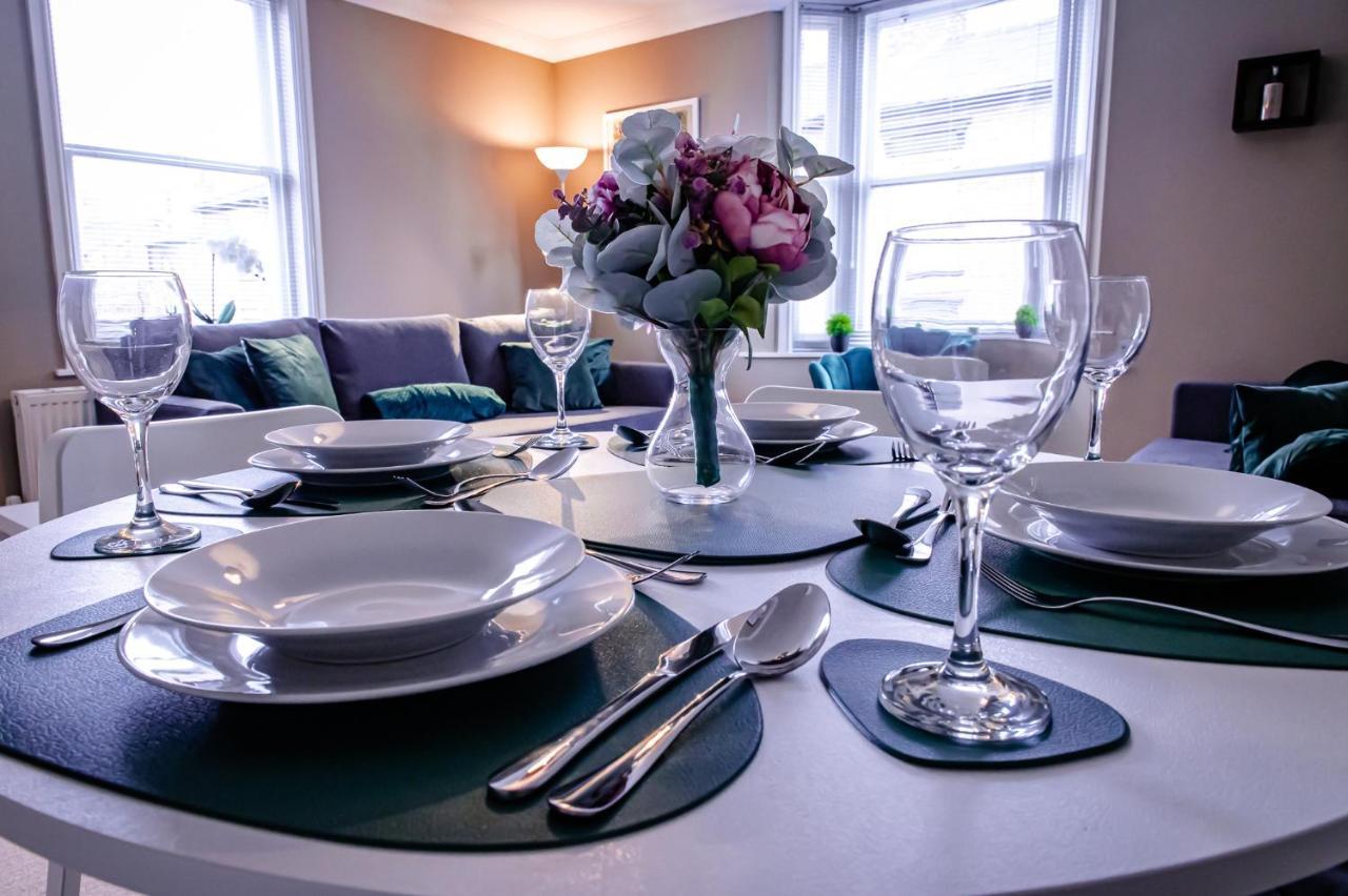 Lord Street - 2 Beautiful Apartments - Sleep Up To 14 Guests - By Rework Accommodation Chester Esterno foto