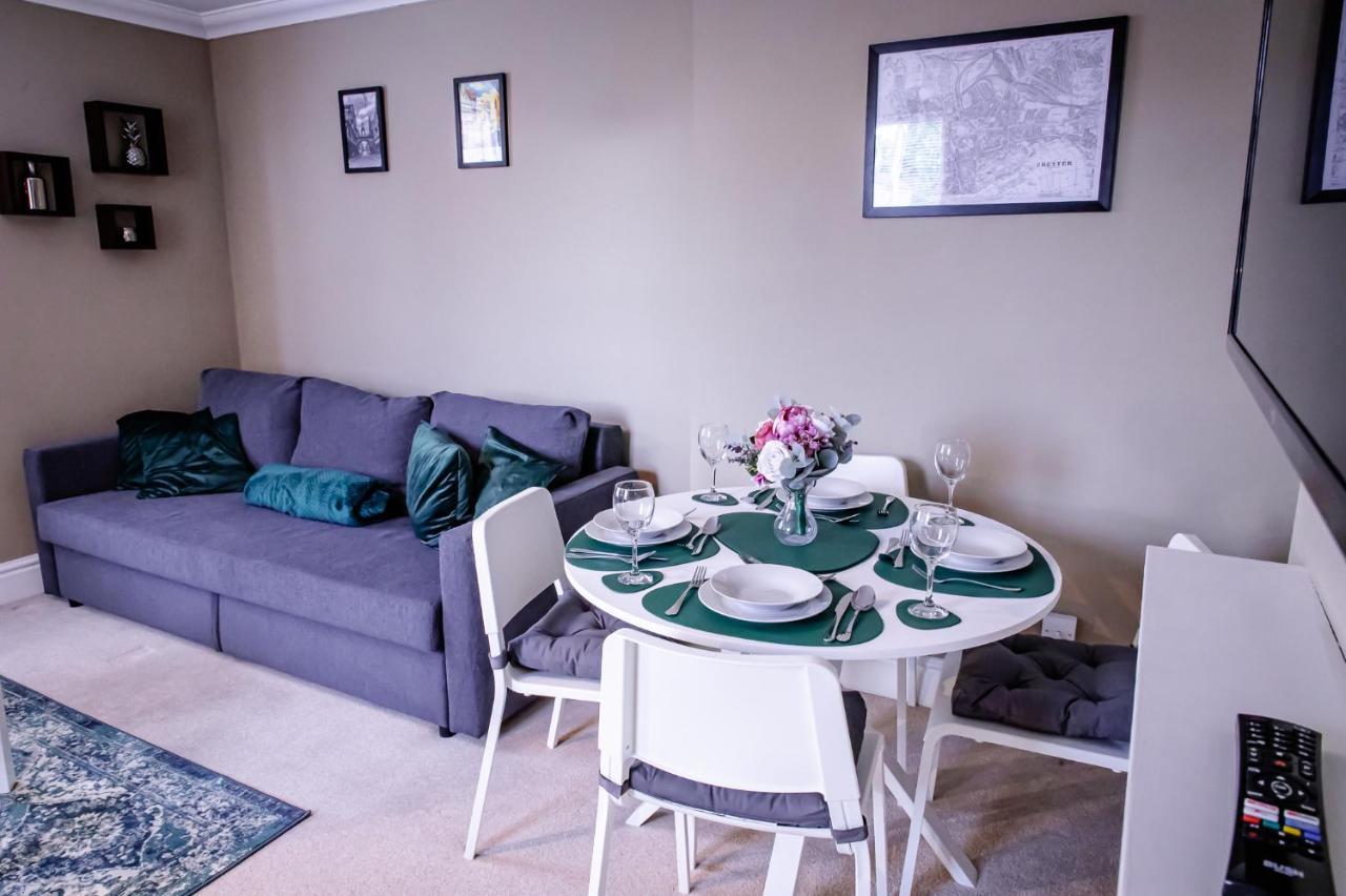 Lord Street - 2 Beautiful Apartments - Sleep Up To 14 Guests - By Rework Accommodation Chester Esterno foto
