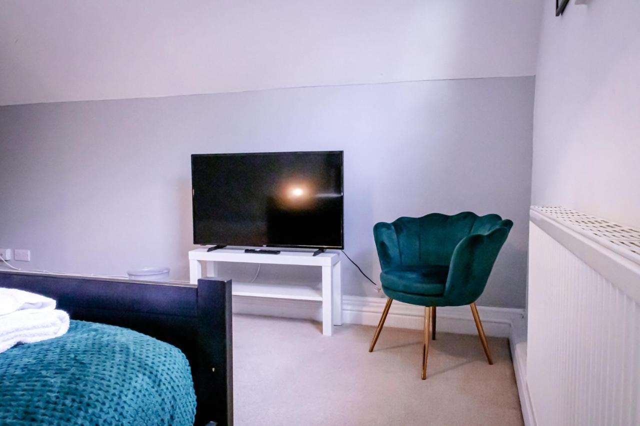 Lord Street - 2 Beautiful Apartments - Sleep Up To 14 Guests - By Rework Accommodation Chester Esterno foto