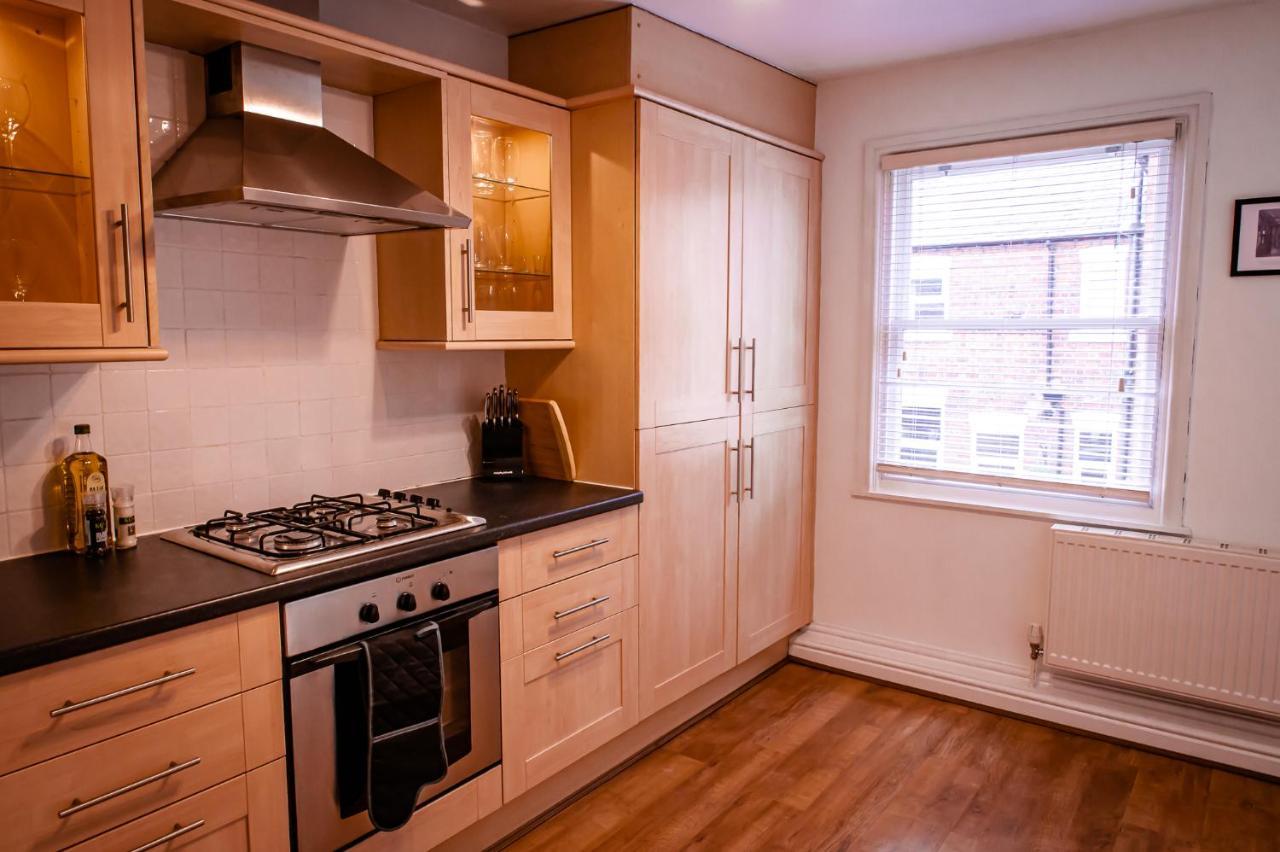 Lord Street - 2 Beautiful Apartments - Sleep Up To 14 Guests - By Rework Accommodation Chester Esterno foto