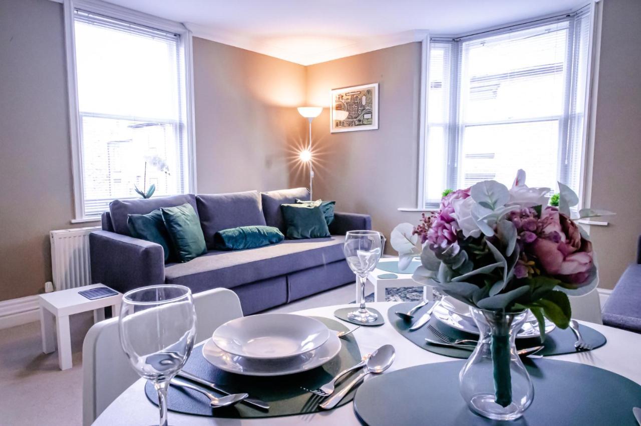 Lord Street - 2 Beautiful Apartments - Sleep Up To 14 Guests - By Rework Accommodation Chester Esterno foto