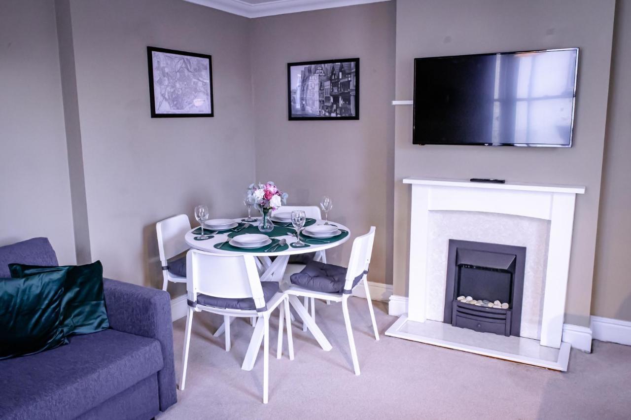 Lord Street - 2 Beautiful Apartments - Sleep Up To 14 Guests - By Rework Accommodation Chester Esterno foto