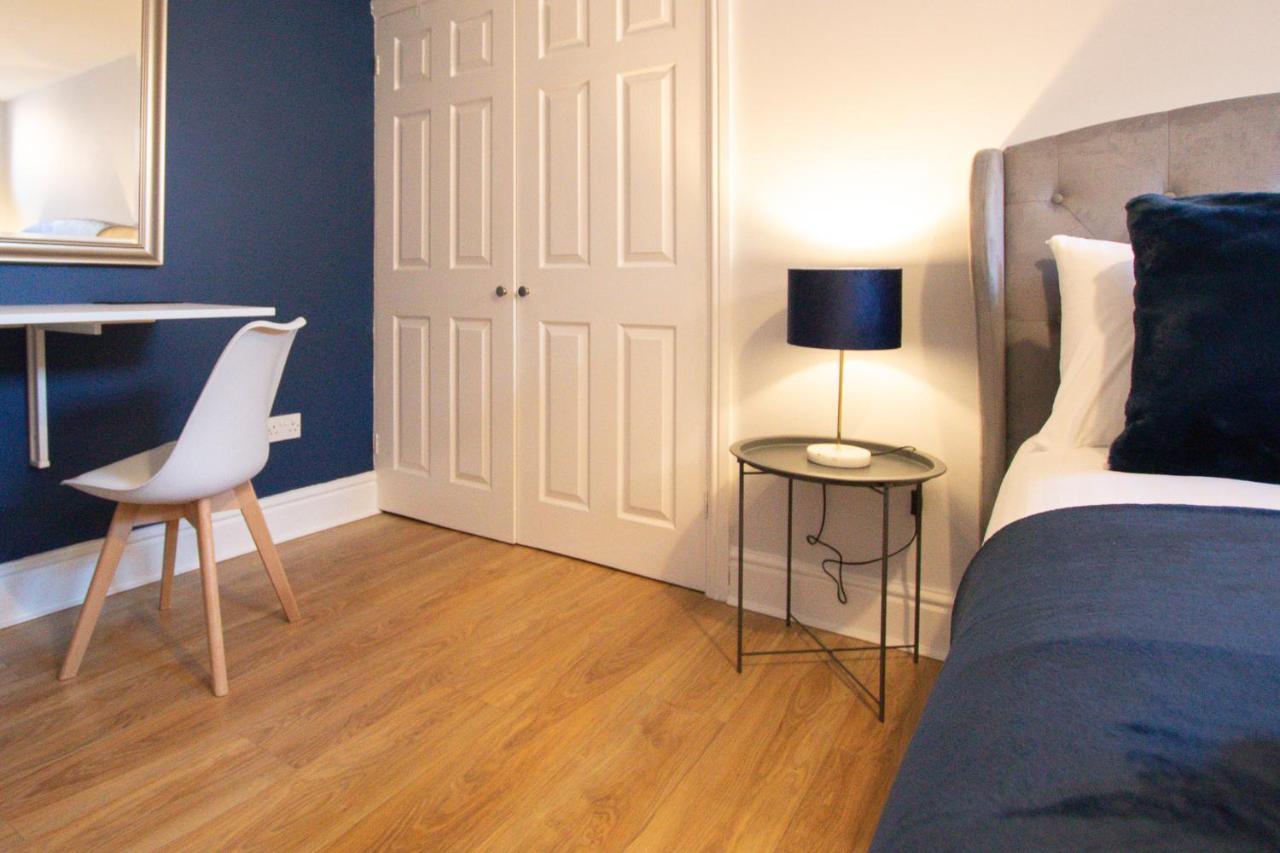 Lord Street - 2 Beautiful Apartments - Sleep Up To 14 Guests - By Rework Accommodation Chester Esterno foto